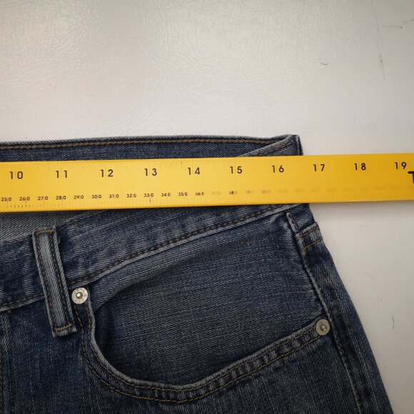 Levi's 559 Men's Size 33 Medium Wash Zipper & Button Closure Blue Jeans - Picture 13 of 15